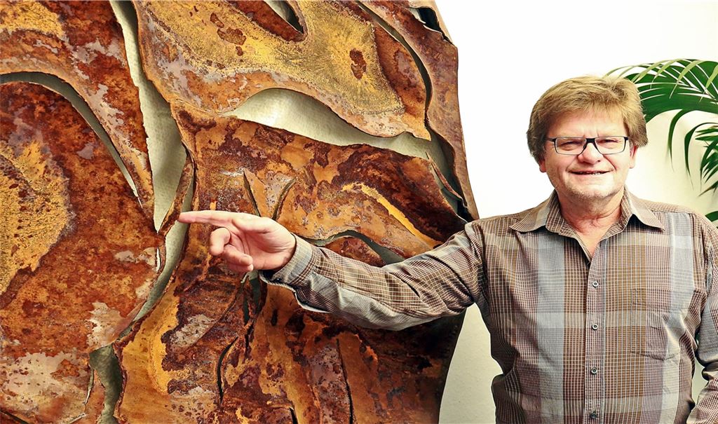 Bürgermeister Karlheinz Oehler ist nicht nur ein äußerst kommunikativer Charakter, sondern auch ein großer Kunstfreund. Davon zeugen die vielen Werke in seinem Büro. Foto: Goertz