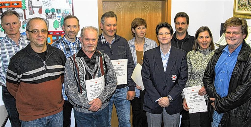 Bürgermeister Karlheinz Oehler (re.) ehrt zusammen mit der DRK-Ortsvorsitzenden Sandra Bossert (4. v. re.) die Blutspender der Gesamtgemeinde Wiernsheim.