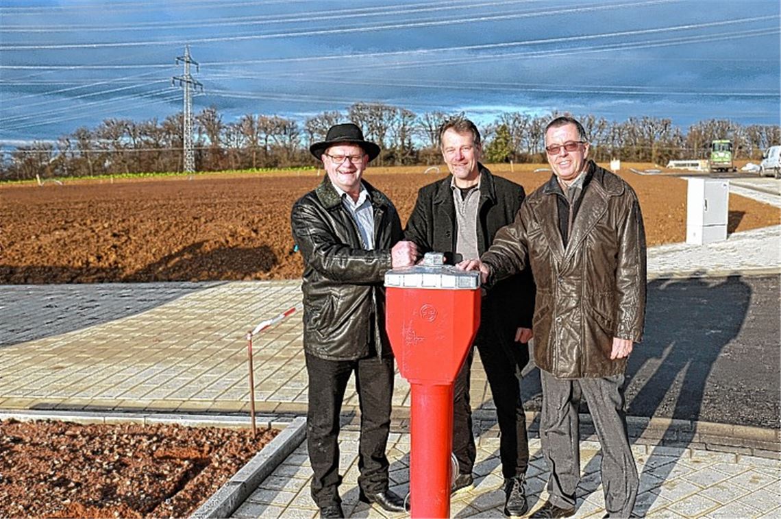 Bürgermeister Karlheinz Oehler (v. li.), Uwe Schade vom Erschließungsträger Steg Stadtentwicklung Gmbh und Landrat-Vize Wolfgang Herz freuen sich über das neue Baugebiet. Foto: Goertz