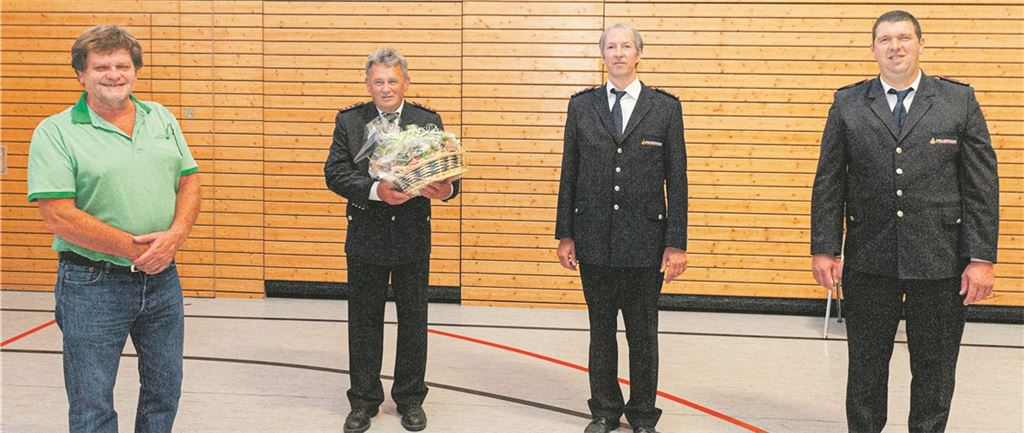 Bürgermeister Karlheinz Oehler (v. li.) dankte dem langjährigen Kommandanten Roland Baral und gratulierte dem neu gewählten Nachfolger Ralph Küppers gemeinsam mit dem Gesamtkommandanten Stefan Fechner. Foto: Fotomoment