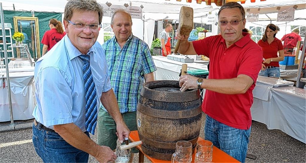 Bürgermeister Karlheinz Oehler zeigt sich routiniert beim Fassanstich.