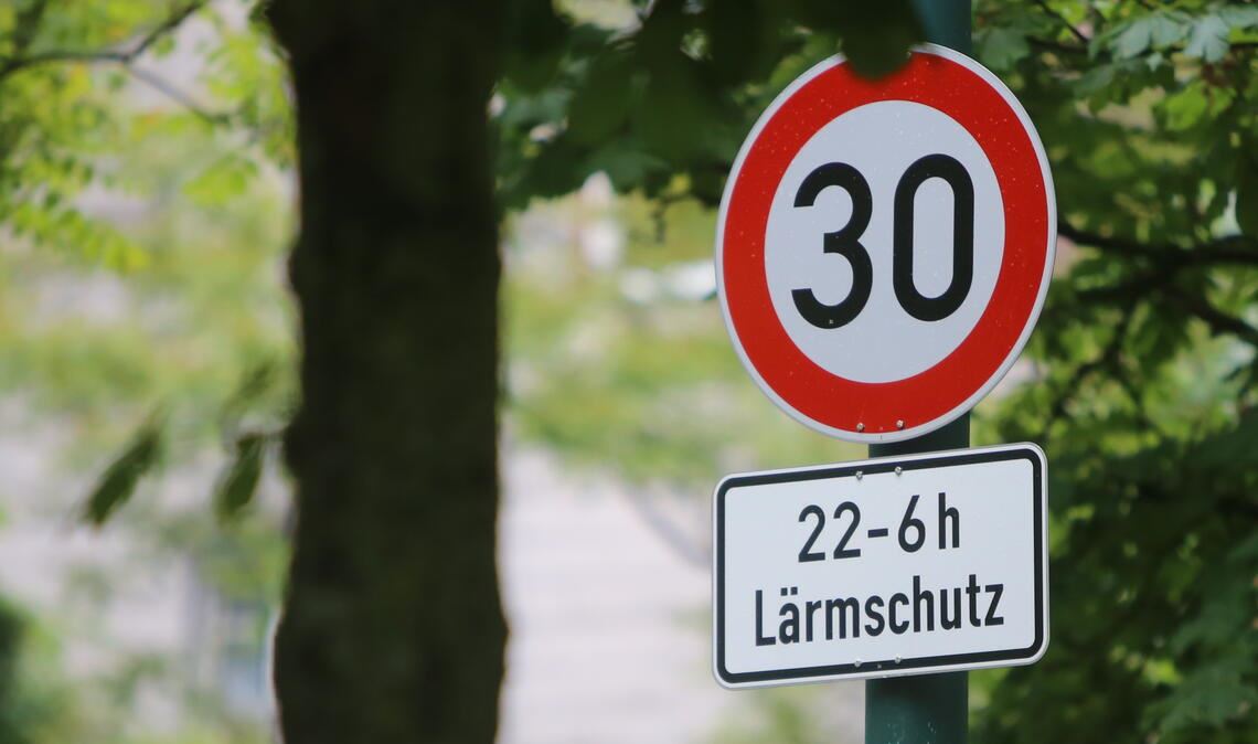 Bürgermeister Kozel: „Es sieht jetzt gut aus, dass wir auch in Kleinvillars aus Lärmschutzgründen mehr Tempo 30 hinkriegen können.“ Foto: Archiv/Huber