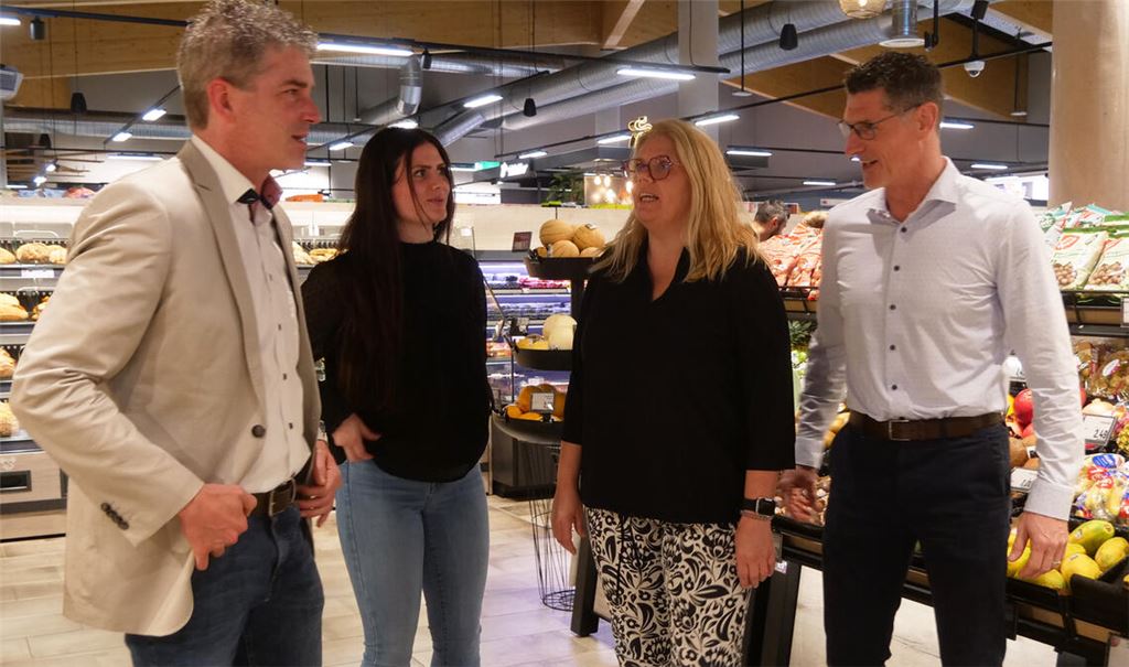 Bürgermeister Matthias Enz freut sich mit der Inhaberfamilie Leonie, Manuela und Frank Schröter (v.li.) über die Eröffnung des Edeka-Marktes in Wiernsheim. Foto: Friedrich