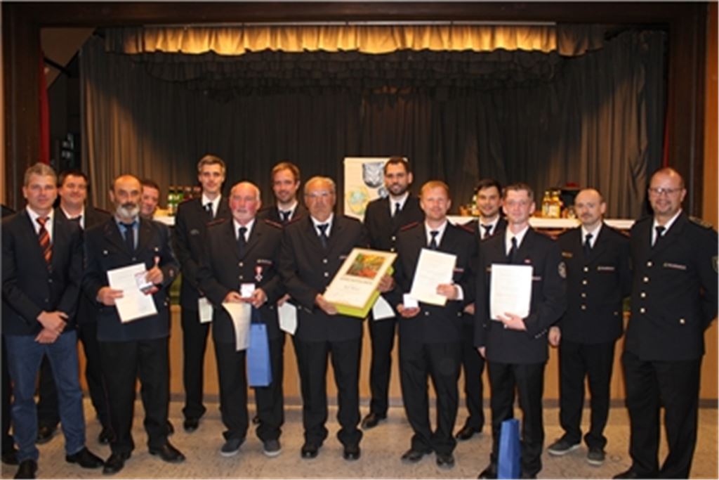 Bürgermeister Matthias Enz (li.), Kreisbrandmeister Carsten Sorg und Verbandsvorsitzender Markus Haberstroh (v.re.) mit den Geehrten. Foto: Gießler