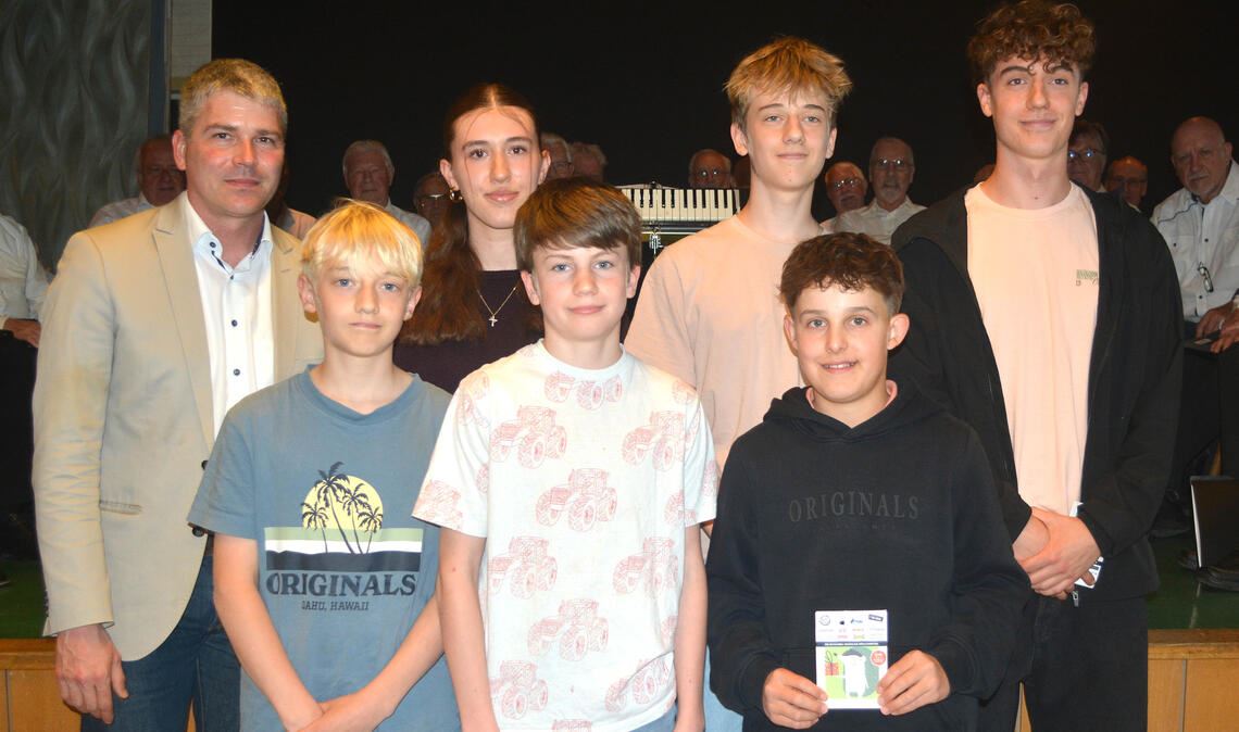 Bürgermeister Matthias Enz (li.) zeichnet Kinder und Jugendliche aus Wiernsheim und den Ortsteilen für ihre sportlichen Spitzenleistungen aus. Fotos: Stahlfeld