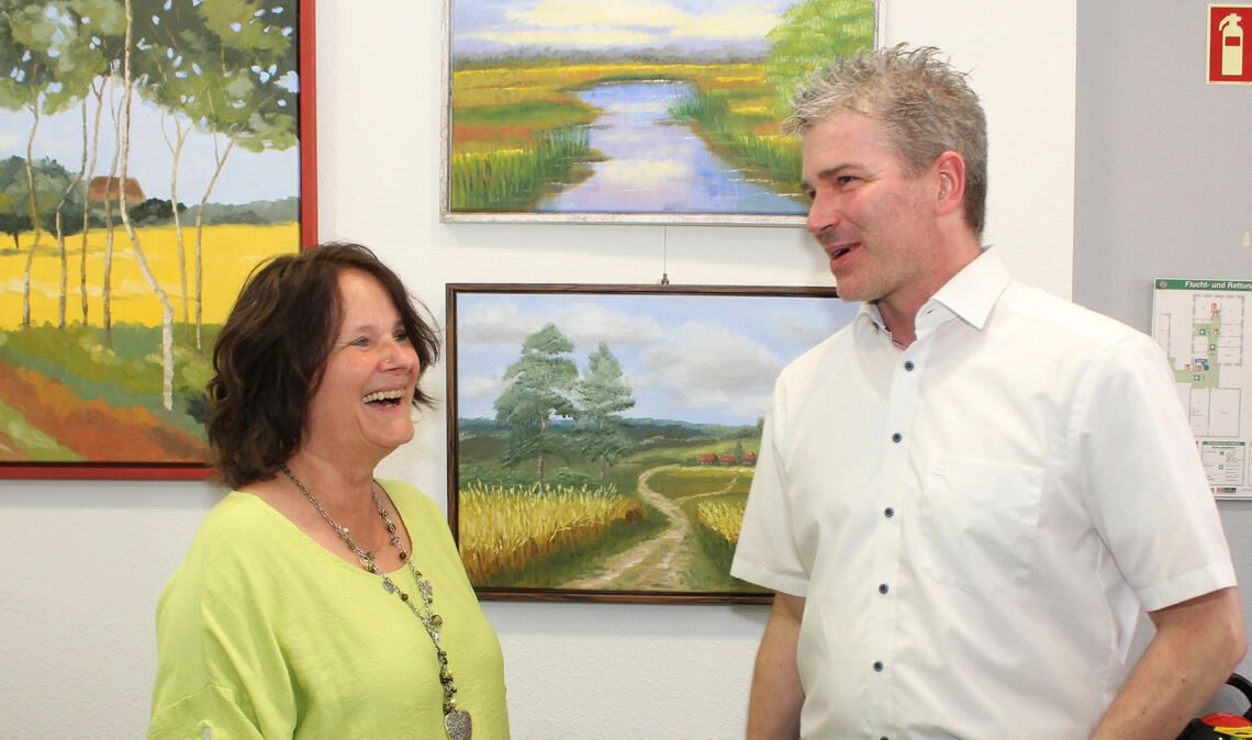 Bürgermeister Matthias Enz und die Pinacher Künstlerin Anne-Rose Gavra.