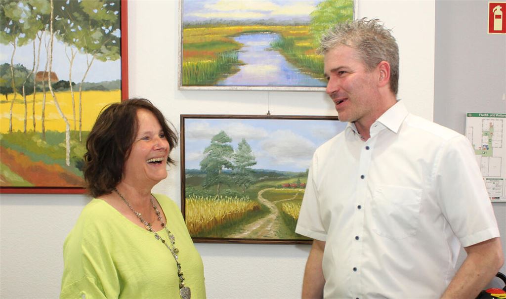 Bürgermeister Matthias Enz und die Pinacher Künstlerin Anne-Rose Gavra.