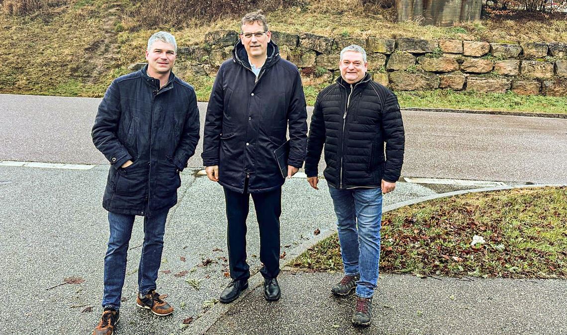 Bürgermeister Matthias Enz (v. li.), der Landtagsabgeordnete Professor Dr. Erik Schweickert und Bürgermeister-Stellvertreter Harald Pflüger an der Daimlerstraße. Foto: privat