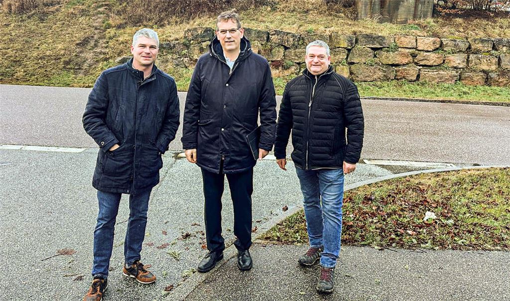 Bürgermeister Matthias Enz (v. li.), der Landtagsabgeordnete Professor Dr. Erik Schweickert und Bürgermeister-Stellvertreter Harald Pflüger an der Daimlerstraße. Foto: privat