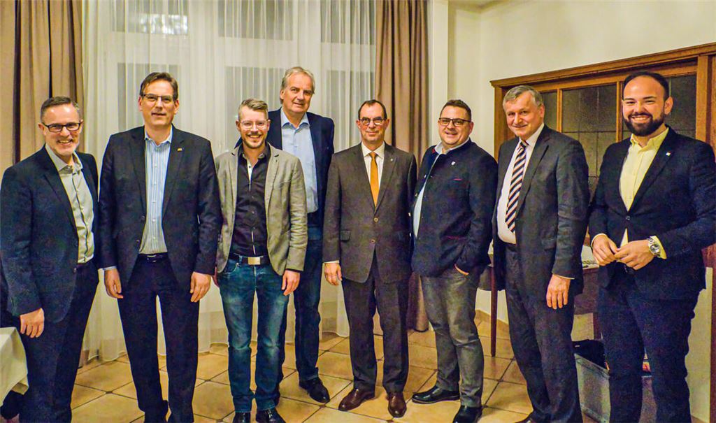 Bürgermeister Michael Seiß (v.li.), FDP-Landtagsabgeordneter Professor Dr. Erik Schweickert, FDP-Europakandidat Johannes Baumbast, Bürgermeister a.D. Heinz-Peter Hopp, Oberbürgermeister Frank Schneider, Bürgermeister Thomas Keller, FDP-Landtagsabgeordneter Dr. Hans-Ulrich Rülke und Bürgermeister Michael Maurer. Foto: privat