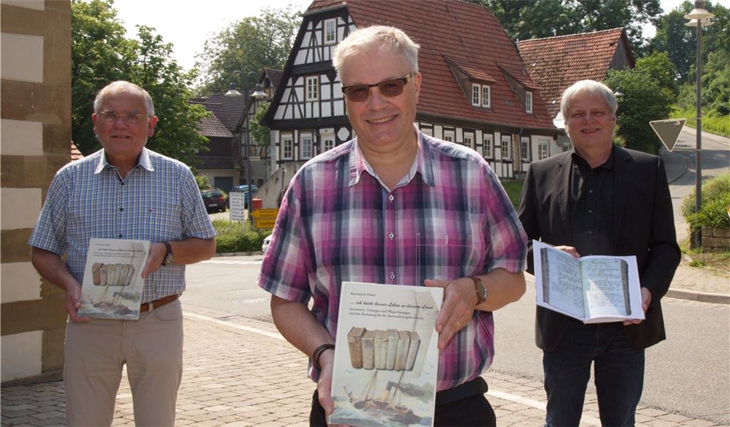 Bürgermeister Norbert Holme, Autor Konstantin Huber und Verleger Ralf Fetzer (von links) stellten eine neue Dokumentation über die Auswanderung aus Ölbronn im 19. Jahrhundert vor. Foto: Helbig