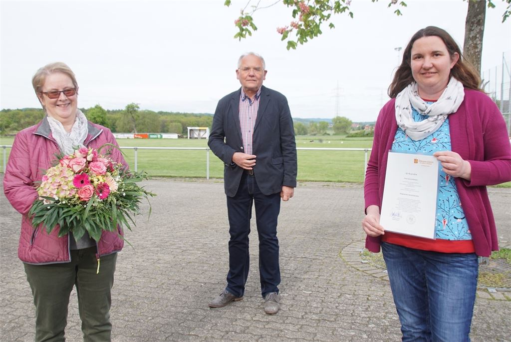Bürgermeister Norbert Holme dankt Sibylle Ege (li.) für ihre konstruktive Mitarbeit und begrüßt Corina Klemens im Gemeinderat. Foto: Roller
