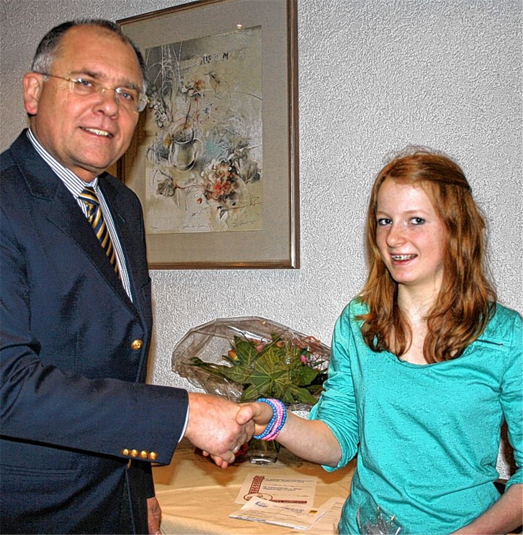 Bürgermeister Norbert Holme gratuliert Fahrradtrial-Weltmeisterin Nina Reichenbach für ihre erfolgreiche Saison 2012, in der die 13-Jährige aus Ötisheim auch Deutsche Meisterin wurde. Foto: Rall
