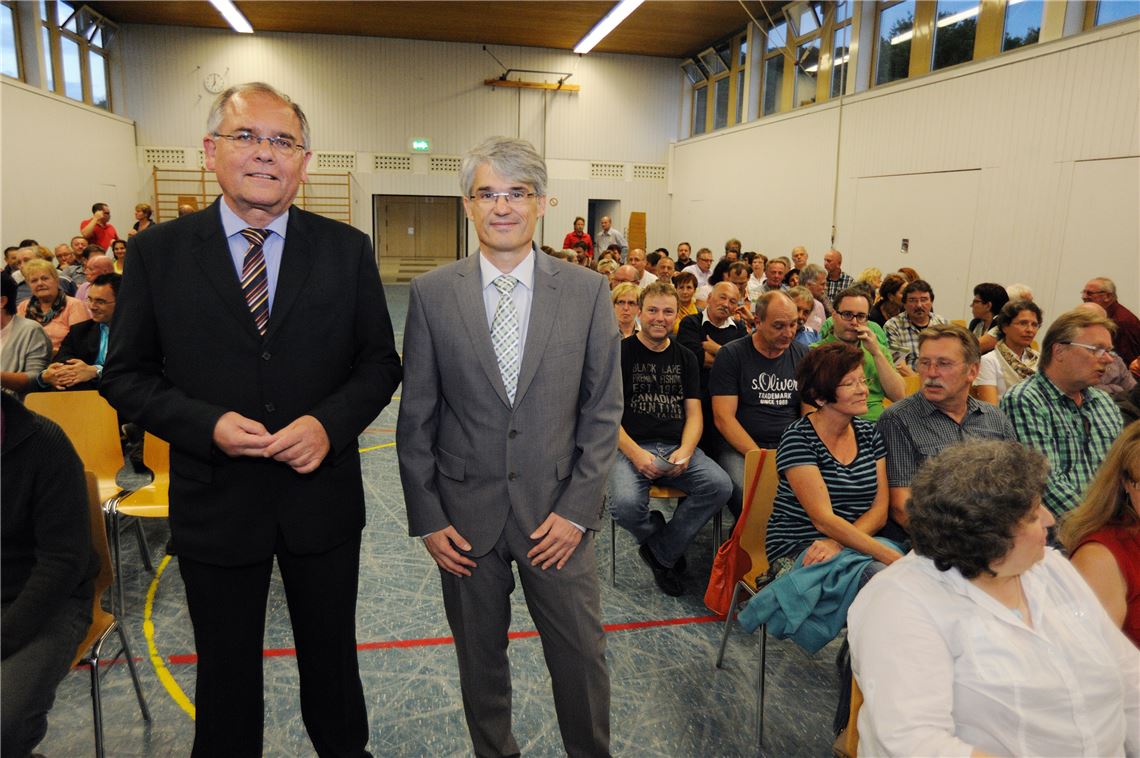 Bürgermeister Norbert Holme (li.) und Herausforderer Michael Schwarz stellen sich den Fragen der Ölbronn-Dürrner Bürger. Foto: Fotomoment