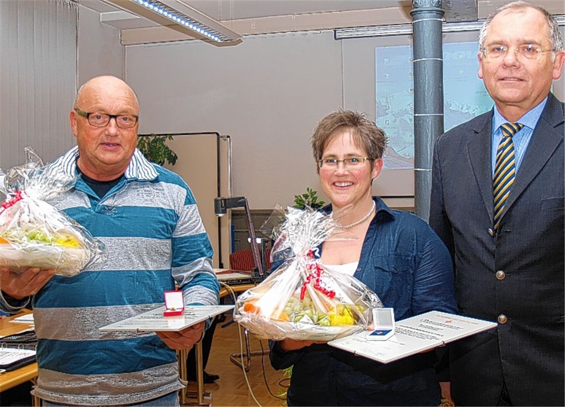 Bürgermeister Norbert Holme (re.) mit Helmut Martig und Dorothee Leicht. 