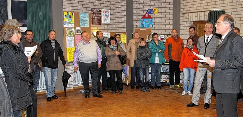 Bürgermeister Norbert Holme (re.) verkündet das deutliche Ergebnis des Bürgerentscheides. Fast 75 Prozent der Wähler von Ölbronn und Dürrn wollen keinen Rathausneubau in Dürrn.