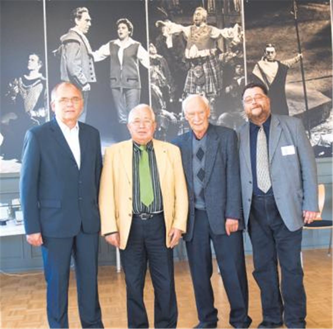 Bürgermeister Norbert Holme (v. li.), Vizepräsident Hans A. Hey, Beisitzer Reinhold Bauerle und Matthias Kieselmann (Neffe und Großneffe von Gottlob Frick). Foto: Filitz