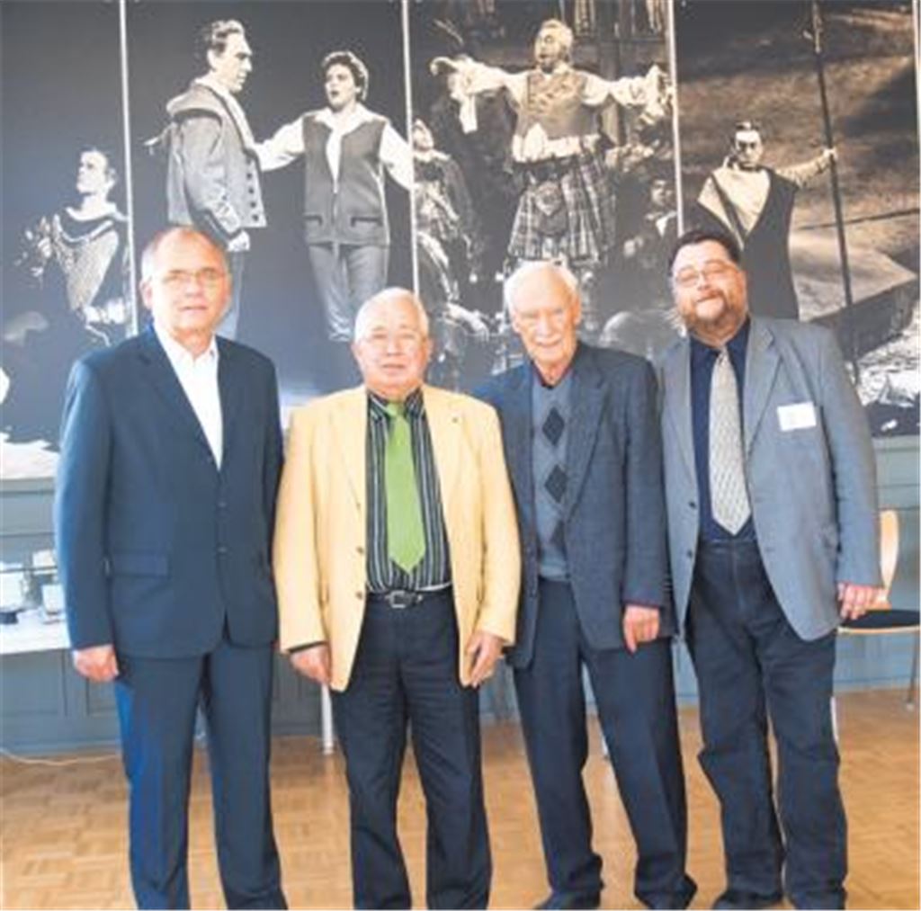 Bürgermeister Norbert Holme (v. li.), Vizepräsident Hans A. Hey, Beisitzer Reinhold Bauerle und Matthias Kieselmann (Neffe und Großneffe von Gottlob Frick). Foto: Filitz