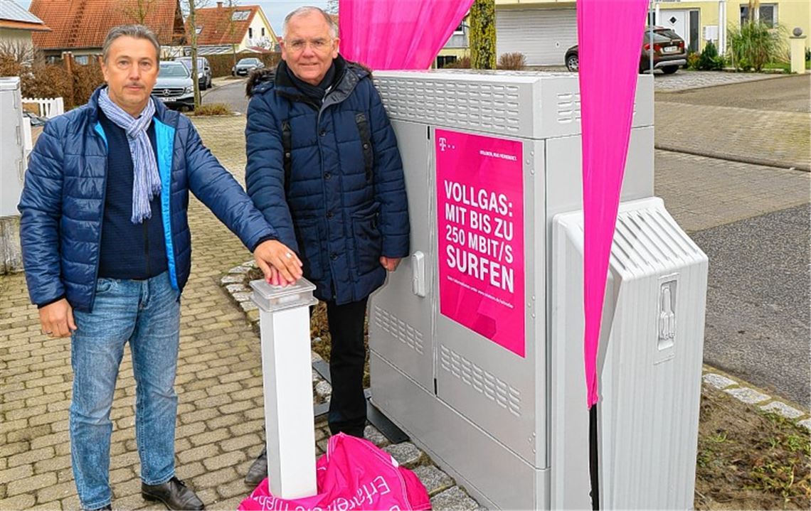 Bürgermeister Norbert Holme (v. re.) und Telekom-Regionalmanager Klaus Vogel starteten per symbolischem Knopfdruck das schnelle Internet der Telekom in Dürrn. Schott