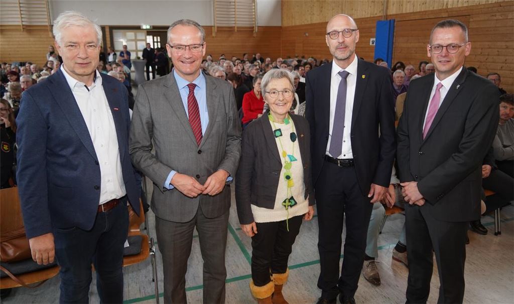 Bürgermeister Norman Tank (2. v. re.) begrüßt beim Neujahrsempfang den Knittlinger Bürgermeister-Stellvertreter Martin Reinhardt, den Bundestagsabgeordneten und Staatsminister für Europa beim Bundesminister des Auswärtigen, Gunther Krichbaum, die Landtagsabgeordnete Stefanie Seemann und den neuen Mühlacker OB Stephan Retter (v. li.). Fotos: Roller