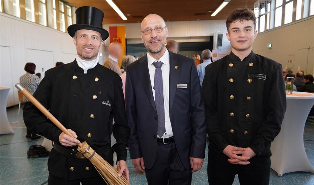 Bürgermeister Norman Tank (Mitte) begrüßt zusammen mit Bezirksschornsteinfeger Jörg Harlacher (li.) und seinem Sohn Coner, die zum Start ins Jahr 2025 als Glücksbringer fungieren, die Gäste des Neujahrsempfangs der Gemeinde Ölbronn-Dürrn. Fotos: Roller