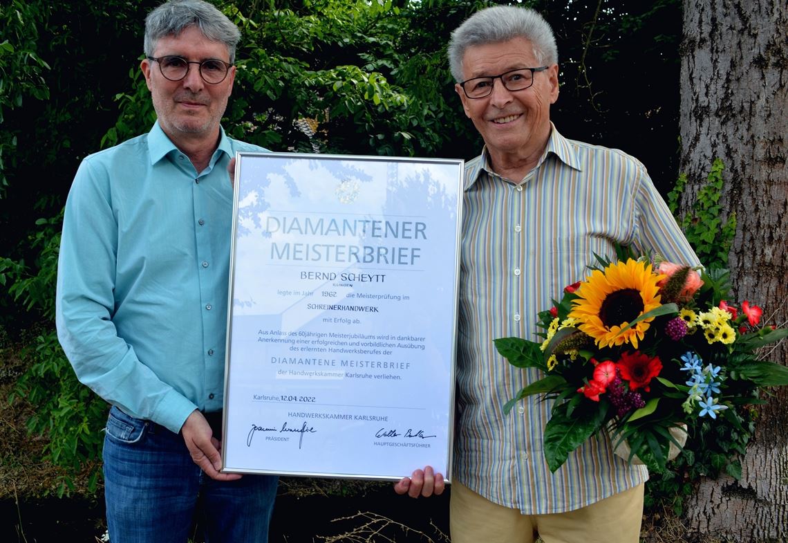 Bürgermeister Pioch (li.) und Bernd Scheytt mit dem Diamantenen Meisterbrief. Foto: eld