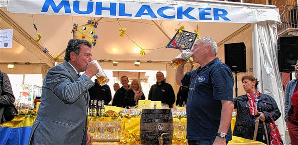 Bürgermeister Stefano Cimatti (li.) mit Manfred Schäfer, dem Zweiten Vorsitzenden des Partnerschaftskomitees Mühlacker.