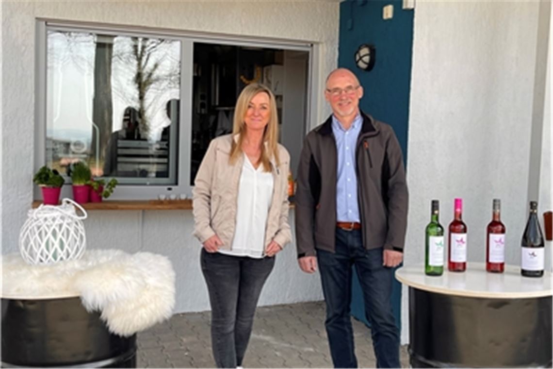 Bürgermeister-Stellvertreter Klaus Riekert freut sich gemeinsam mit der neuen Pächterin Elke Birkenfeld auf die Eröffnung des „Sternle“ am 1. April. Foto: privat