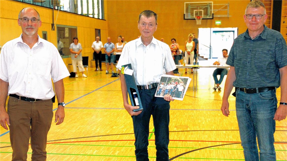 Bürgermeister-Stellvertreter Klaus Riekert (li.) und Bauhofleiter Manfred Bohn (re.) verabschieden Wilfried Unden in den Ruhestand.Foto: ert