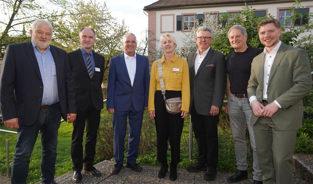 Bürgermeister-Stellvertreter Thomas Kaucher, die Dekane Christoph Glimpel und Jürgen Huber, Synoden-Vorsitzende Ute Schlumberger-Maas, Dekan Joachim Botzenhardt, Dekan-Stellvertreter Markus Mall und der gewählte Abgeordnete Nico Gunzelmann (v.li.).Foto: Roller