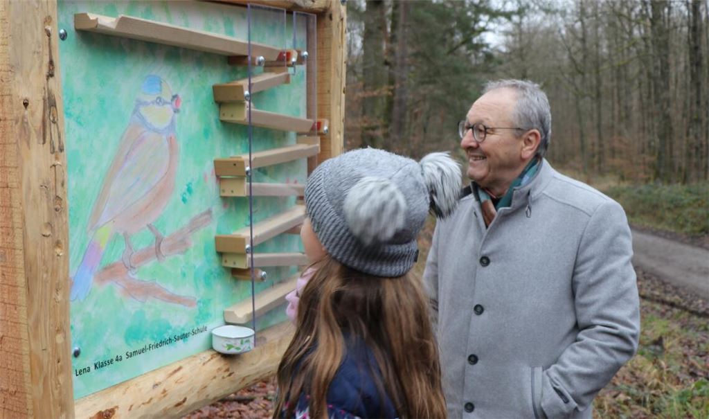 Bürgermeister Thomas Nowitzki begutachtet die Murmelbahn im Wald. Foto: privat