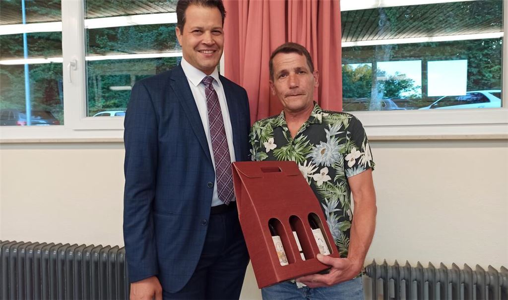 Bürgermeister Treut (li.) mit Lebensretter Klaus Kolasch. Foto: Disselhoff