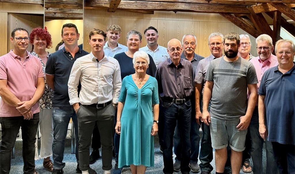 Bürgermeister Werne Henle (re.) und der neue Gemeinderat. Foto: Goertz