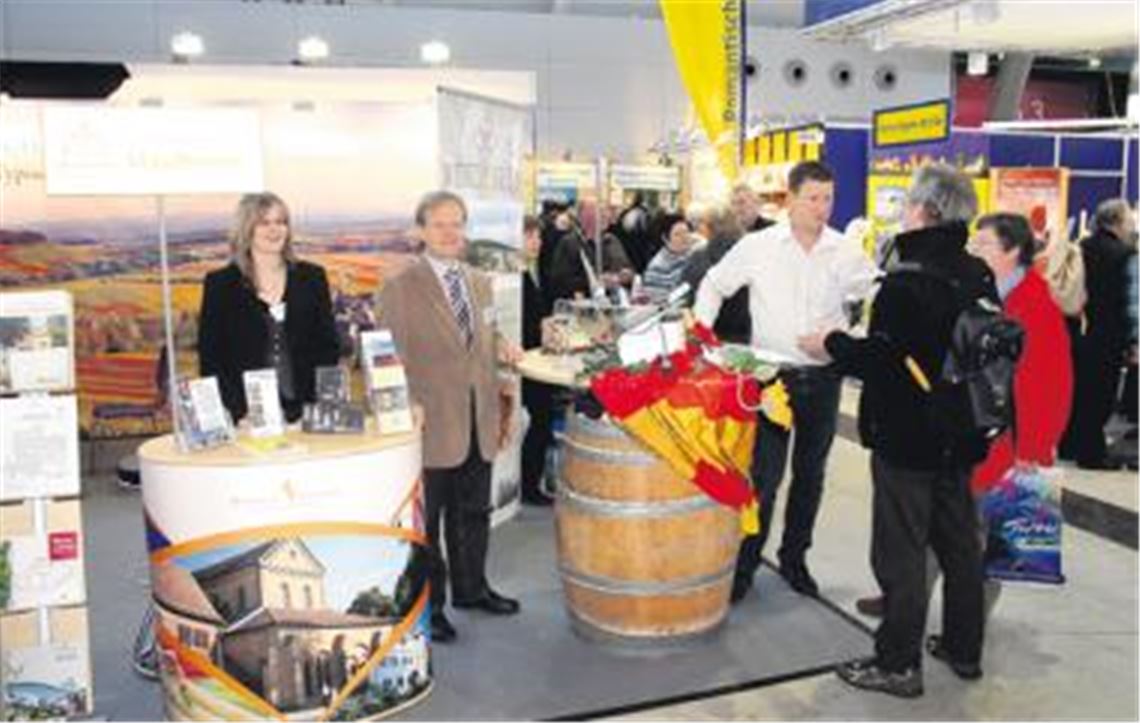 Bürgermeister Werner Henle aus Ötisheim mit Daniela Fischer vom Rathaus Maulbronn leisten Standdienst auf der CMT.
Foto: Kollros
