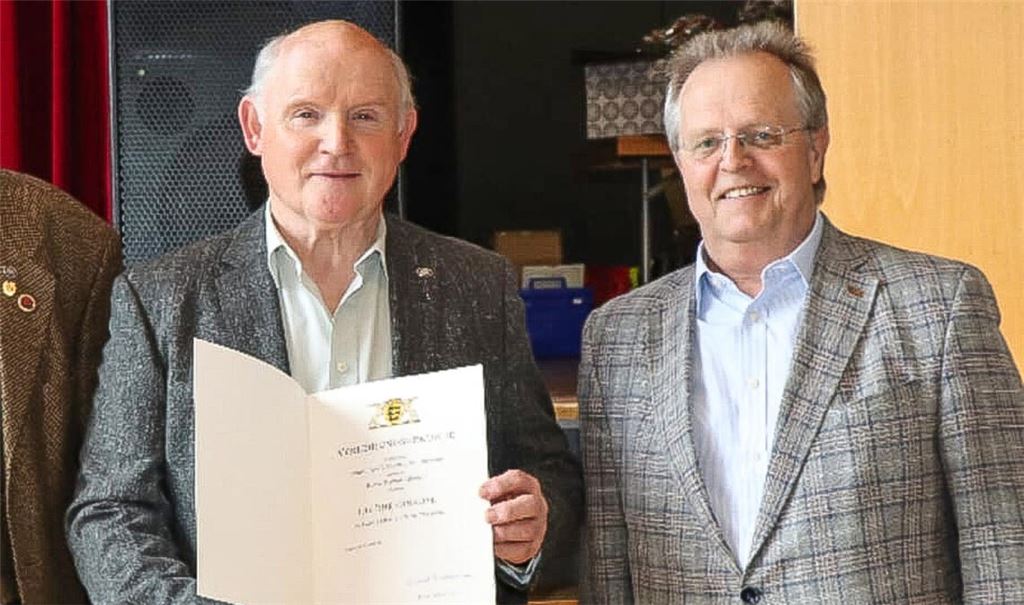 Bürgermeister Werner Henle ehrt Herbert Albrecht (li.). Foto: privat