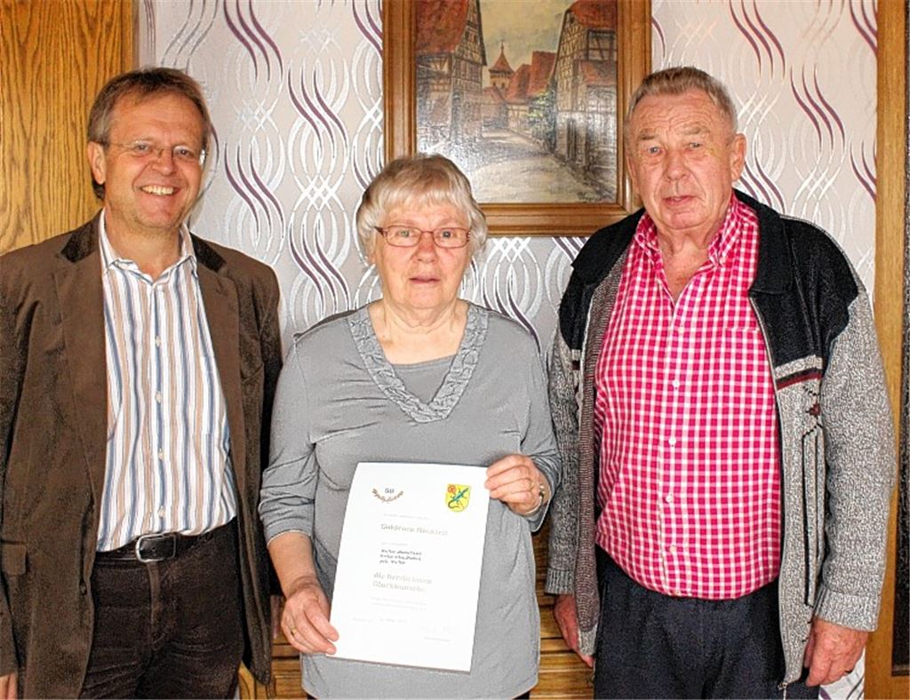 Bürgermeister Werner Henle gratuliert Erika und Walter Biebel . Foto: Huber