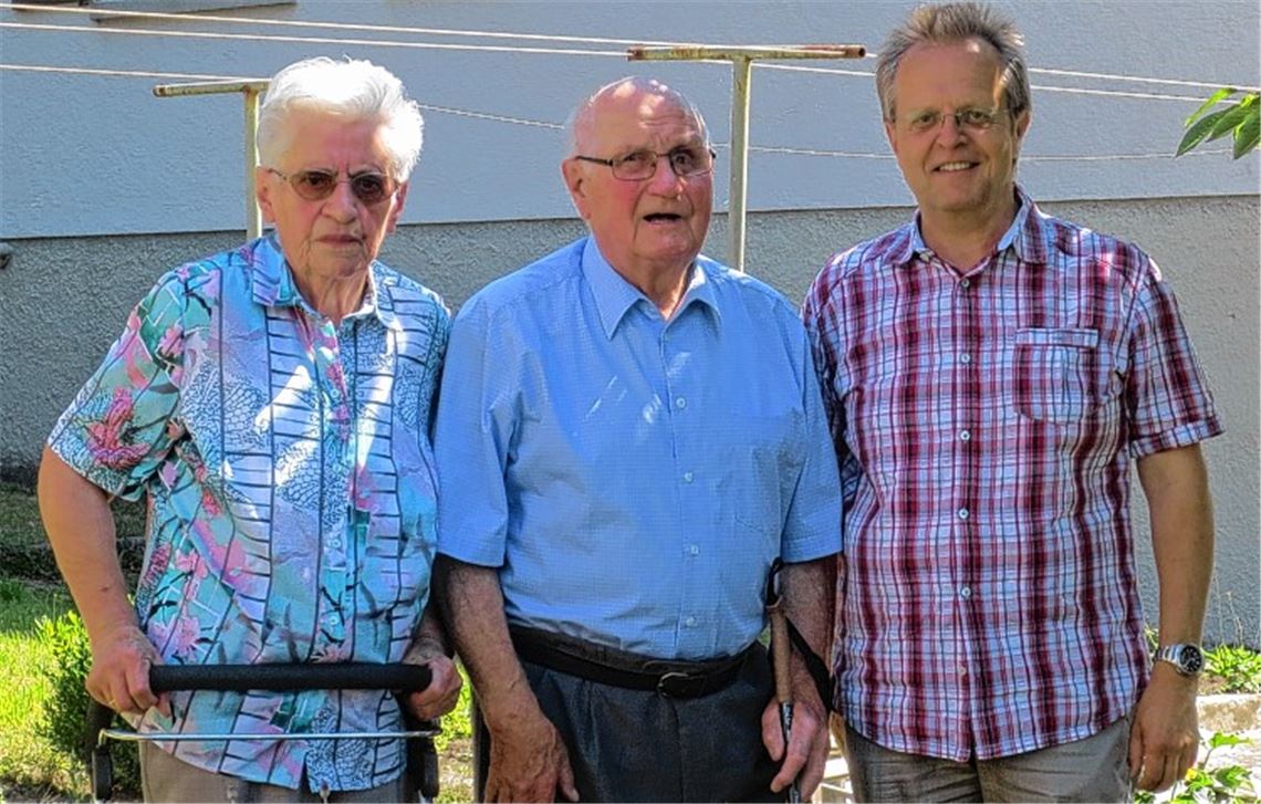Bürgermeister Werner Henle gratuliert Erna und Helmut Mauch zur eisernen Hochzeit. Foto: privat