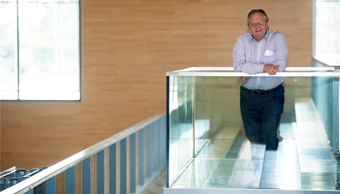 Bürgermeister Werner Henle in der neuen Sporthalle: Das größte Einzelvorhaben in der Geschichte der Gemeinde steht kurz vor der Vollendung – doch es warten neue Aufgaben.Archivfoto: Fotomoment