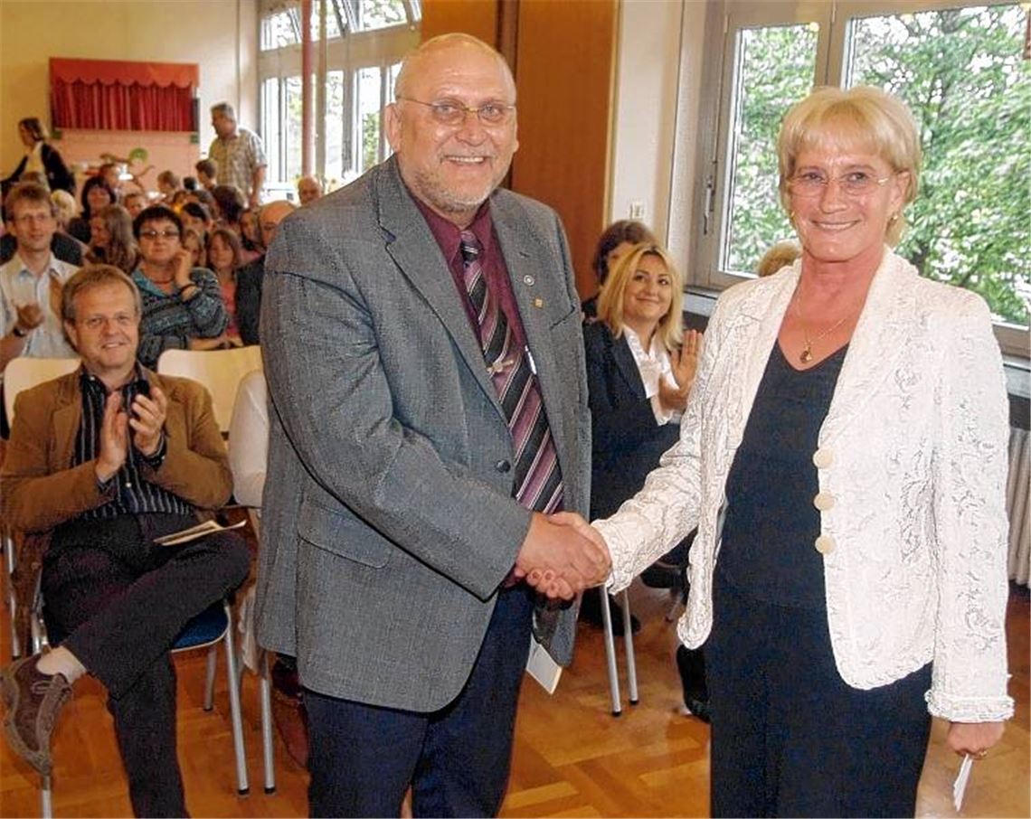 Bürgermeister Werner Henle (li.) applaudiert: Schulamtsdirektorin Renate Süß setzt Wolfgang Wagner offiziell als neuen Rektor der Henri-Arnaud-Schule Ötisheim ein.