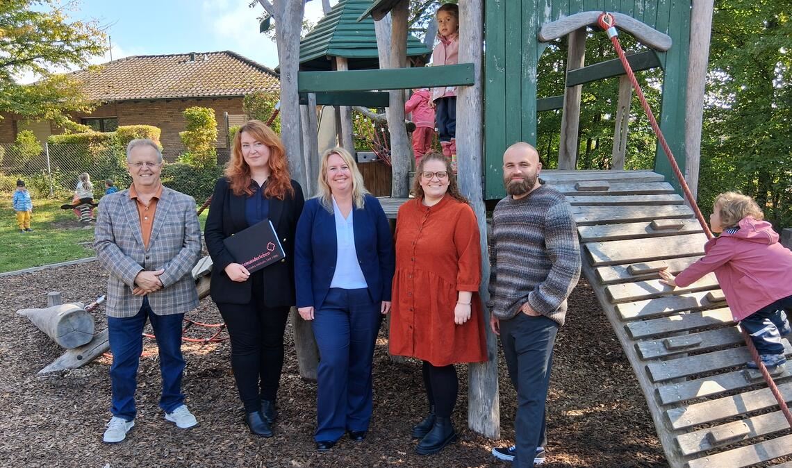 „Miteinanderleben“ geht neue Wege Bürgermeister Werner Henle (li.) und die Leiterin des Kinderhauses Steidach, Annelie Schrödter (2. v. re.), freuen sich mit dem Team von „Miteinanderleben“ über die Partnerschaft (v. li.): Cora Kranz (Bereichsleitung Jugendsozialarbeit und Ehrenamt), Maren Bieberich (Vorstand) und Christian Gutjahr (Teamleitung Kinderbetreuung).Foto: Schröder