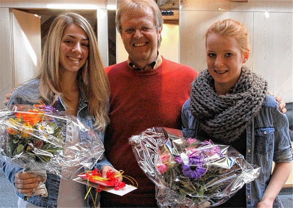 Bürgermeister Werner Henle mit Anna Miggos (li.) und Nina Reichenbach. Foto: Eigner