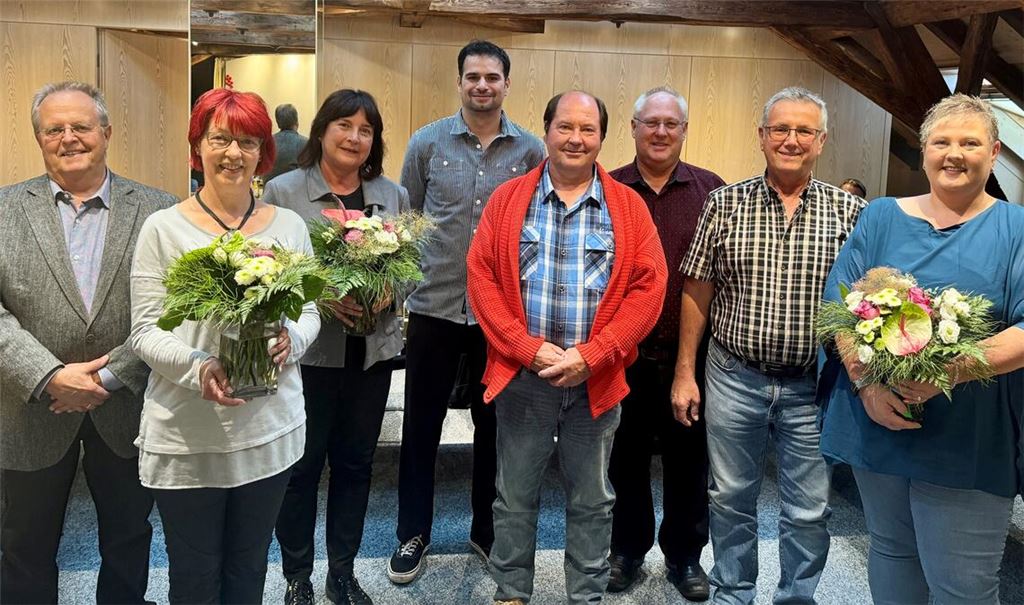 Bürgermeister Werner Henle (v.li.) verabschiedet Sabine Burkhard-Dürr, Andrea Maisel, Sebastian Hebel, Jürgen Halbich und Dr. Hans-Martin Luib aus dem Gemeinderat. Ferner werden Ulrich Jaggy für 40-jähriges Engagement im Gremium und Dorthe Hönicke für zehn Jahre im Gemeinderat geehrt. Foto: Goertz