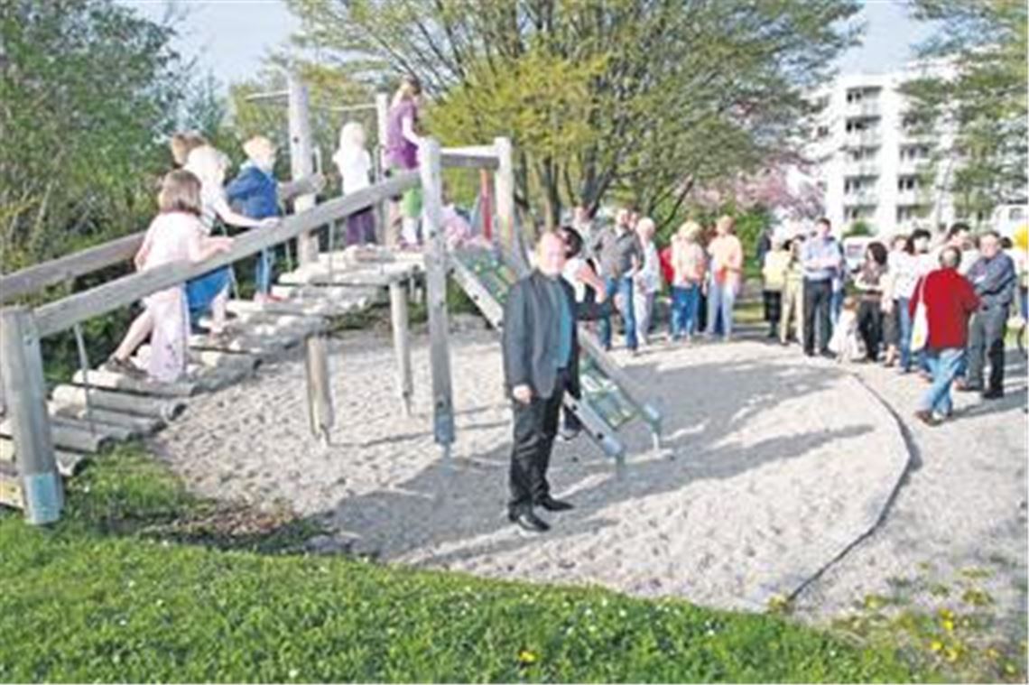Bürgermeister Winfried Abicht begrüßt die Teilnehmer einer Diskussion auf dem Spielplatz an der Ernst-Händle-Straße.
Foto: Sadler
