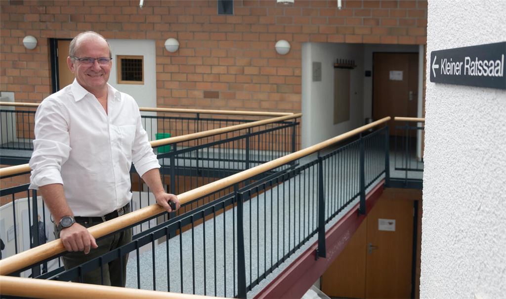 Bürgermeister Winfried Abicht im Mühlacker Rathaus. Er betont, dass es noch nie an Herausforderungen für die Stadtverwaltung gemangelt hat. Foto: Fotomoment