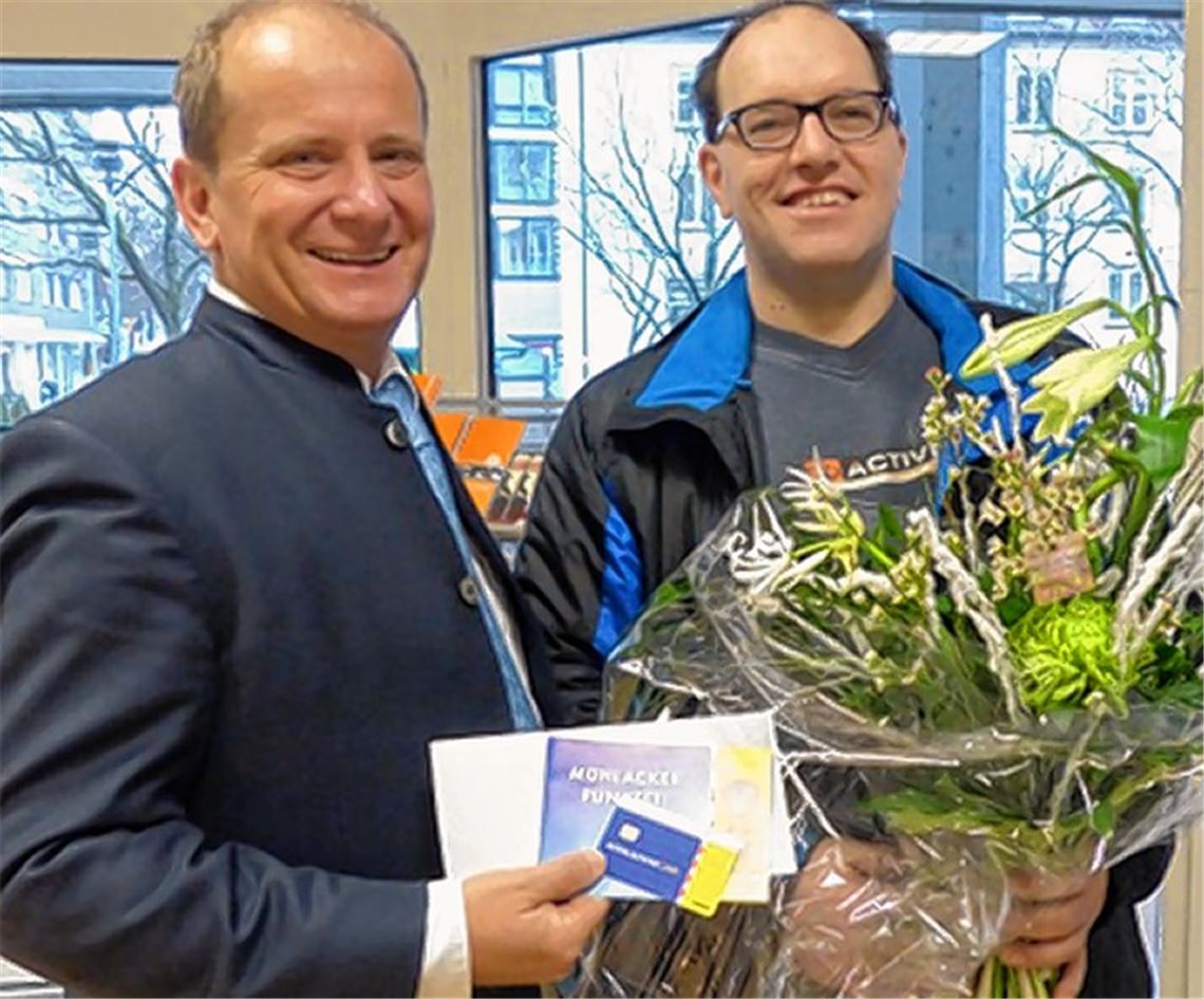Bürgermeister Winfried Abicht (li.) beglückwünscht Jürgen Gille, der die 3000. Dauerkarte für die Gartenschau gekauft hat. Foto: privat
