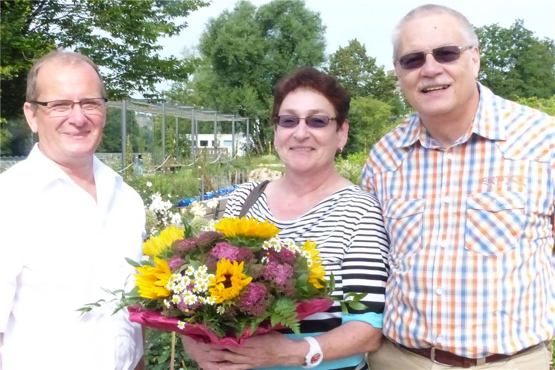 Bürgermeister Winfried Abicht (li.) begrüßt Silvia Reuschlein und ihren Ehemann mit einem Blumenstrauß. Foto: privat