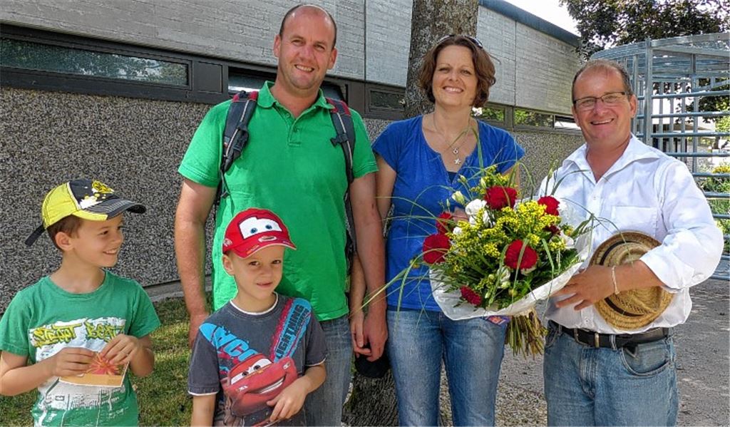 Bürgermeister Winfried Abicht (re.) freut sich über die 300000. Besucherin: Daniela Kicherer aus Illingen bekommt den Blumenstrauß. Sie besucht die Enzgärten gemeinsam mit ihrem Mann Ulrich und den Söhnen Lukas und Julian. Foto: privat