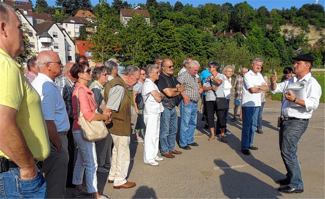 Bürgermeister Winfried Abicht (re.) führt über das künftige Gartenschaugelände. Foto: privat