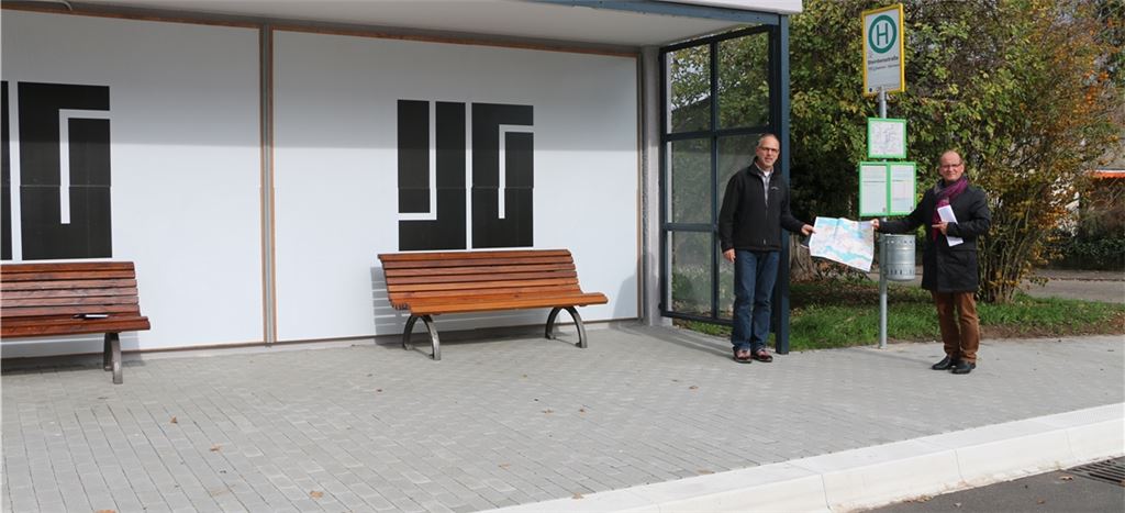 Bürgermeister Winfried Abicht (rechts) und Jörg Soulier vom Tiefbauamt der Stadt Mühlacker an der umgebauten Haltestelle an der Eckenweiherstraße. Das Wartehäuschen ist frisch saniert. Fotos: Sadler