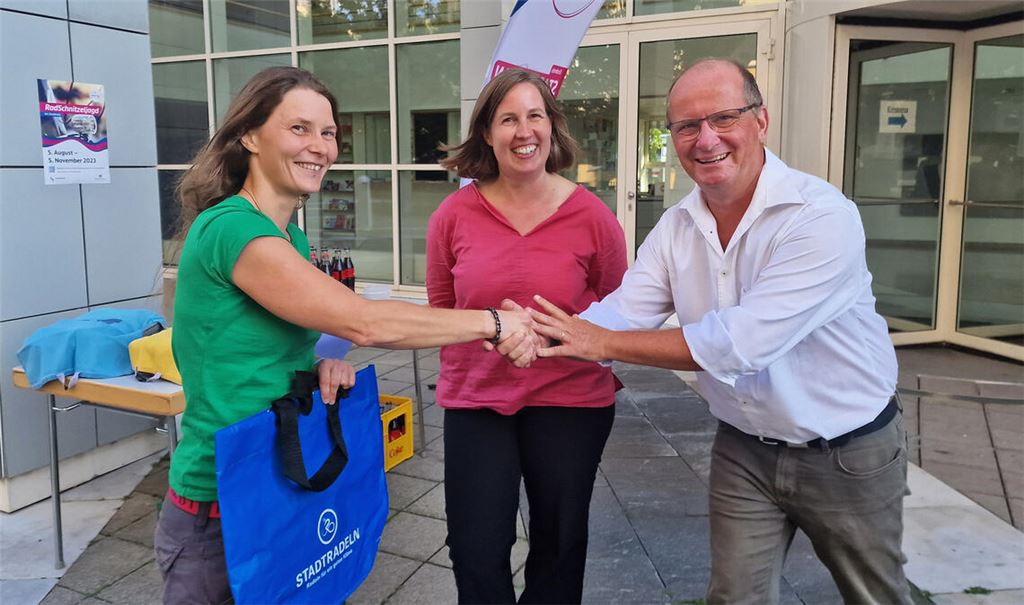 Bürgermeister Winfried Abicht und Landrat-Vizin Dr. Hilde Neidhardt gratulieren Nadine Gille (li.) aus Mühlacker, die beim Stadtradeln 3003 Kilometer geschafft hat. Foto: Friedrich